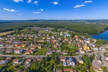 Fototapeta premium Ausblick auf die Gemeinde Bödenwöhr im Kreis Schwandorf im Naturpark Oberer Bayerischer Wald