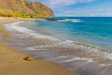 Obraz premium Sandy Shore of Kawilli Beach and Lamaloa Head, Halawa Beach Park, Molokai, Hawaii, USA