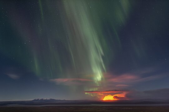 Northern Lights and nocturnal firelight of the Holuhraun fissure eruption north of B&aacute;r&eth;arbunga volcano, Su&eth;ur-&THORN;ingeyjars&yacute;sla, Icelandic Highlands, North-East Iceland, Iceland
