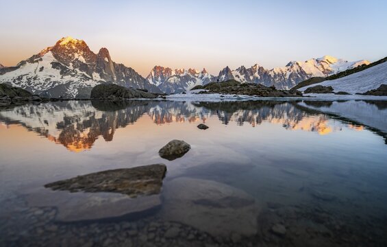 Evening mood, mountain landscape at sunset, alpenglow, water reflection in Lac Blanc, mountain peak, Aiguille Verte, Grandes Jorasses, Aiguille du Moine, Mont Blanc, Mont Blanc massif, Chamonix-Mont-Blanc, Haute-Savoie, France