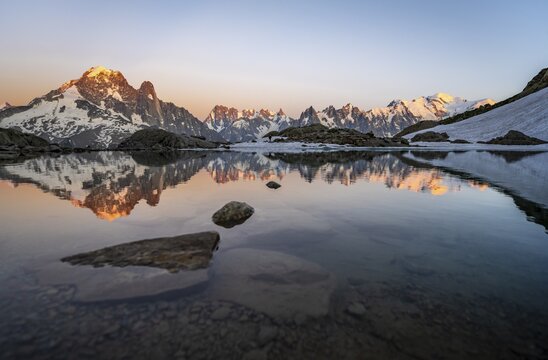 Evening mood, mountain landscape at sunset, alpenglow, water reflection in Lac Blanc, mountain peak, Aiguille Verte, Grandes Jorasses, Aiguille du Moine, Mont Blanc, Mont Blanc massif, Chamonix-Mont-Blanc, Haute-Savoie, France