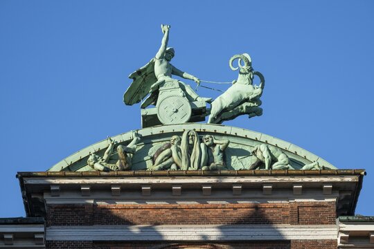 Bronze sculpture, mythological scene with a chariot by Stephan Sinding, dipylon or double Tor tor or Dobbeltporten, designed by architect Vilhelm Dahlerup, Carlsberg district, Copenhagen, Denmark