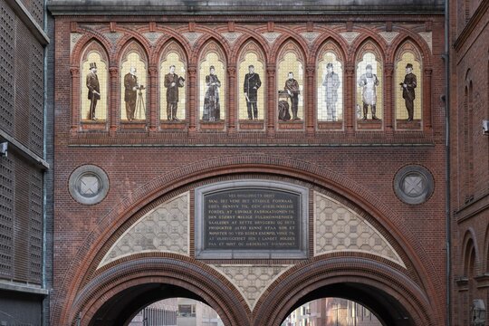 Dipylon or double Tor tor or Dobbeltporten, frieze with nine historical figures on decorative tiles, including Carl and Ottilia Jacobsen, designed by architect Vilhelm Dahlerup, Carlsberg district, Copenhagen, Denmark