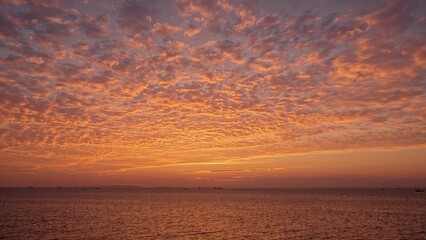 Obraz premium Late in the Evening evening afterglow over the ocean with colorful clouds and sunset light.