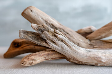 Naklejka premium An artistic shot of driftwood arranged as unique home decor, showcasing natural upcycling and rustic aesthetic.