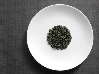 中国茶の鉄観音茶（清香型）の茶葉と白い皿