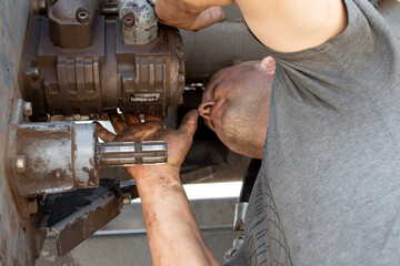 Primer plano hombre reparando maquinaria agrícola 