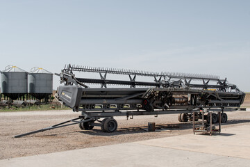 Plataforma de cosecha siendo reparada