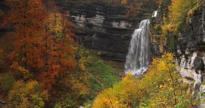 Les Cascades du H&eacute;risson en automne dans la r&eacute;gion Bourgogne-Franche-Comt&eacute; 