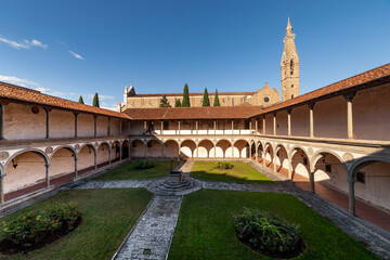 Italia, Toscana, Firenze, chiostro e chiesa di Santa Croce.
