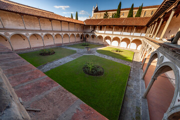 Italia, Toscana, Firenze, chiostro e chiesa di Santa Croce.