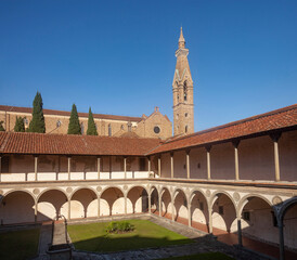 Italia, Toscana, Firenze, chiostro e chiesa di Santa Croce.