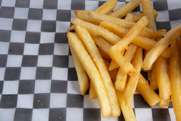 porción de papas fritas en puesto de comida callejero
