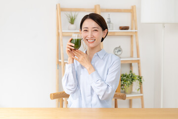 青汁を飲む女性