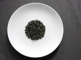 中国茶の清香型鉄観音茶の茶葉と白い皿