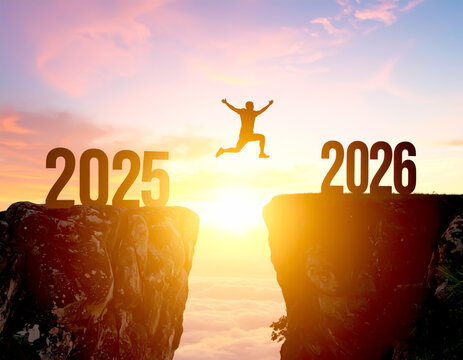 Mensch springt ins neue Jahr 