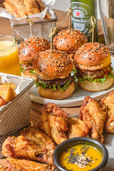 HAMBURGUESAS Y ALITAS FRITAS