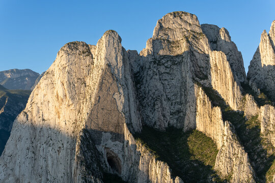 monta&ntilde;a rocosa a la ma&ntilde;ana en el parque ecol&oacute;gico la huasteca, Santa Catarina, Nuevo Le&oacute;n 