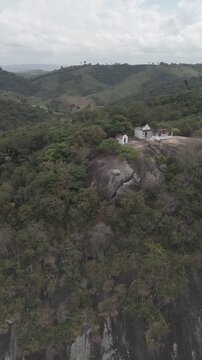 Pedra do Cruzeiro, fazenda linda com varios gados e pastos muita mata e a&ccedil;ude (Pedra do Cruzeiro, a beautiful farm with lots of cattle and pastures, lots of forest and a pond)
