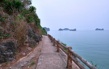 Obraz premium path on the sea in cat ba island