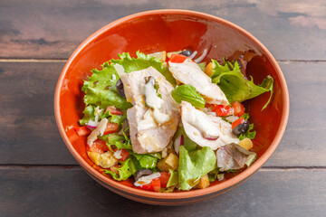 Salade César sur une table en bois. Brasserie française. 