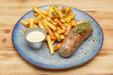 Andouillette 5A – servie avec frites maison et sauce moutarde, brasserie française. Plat français. 
