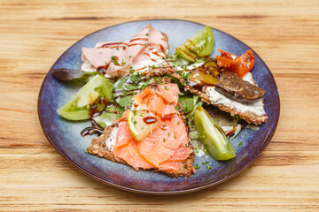Bruschetta norvégienne – tartine de fromage frais, saumon et citron, plat de brasserie française