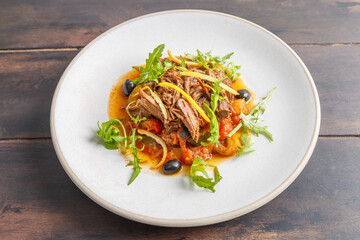 Chakchouka au bœuf – poêlée de poivrons, tomates et œufs, plat maghrébin, présentation moderne. Cuisine turque. 