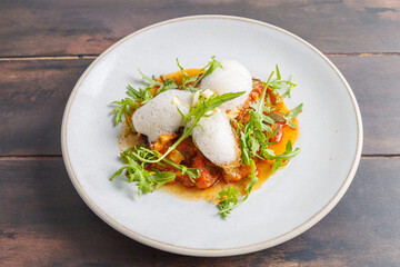 Chakchouka à la volaille – poêlée de poivrons, tomates et œufs, plat maghrébin, présentation moderne. Cuisine turque. 