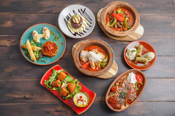 Assortiment de plats turcs – chakchouka, ezme, iskender, mezzés et baklawa, présentation moderne de restaurant turc, vue 90°. Cuisine turque. 