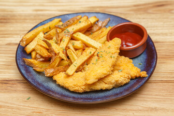 Tenders de poulet avec frites – menu enfant. Bistro français. 