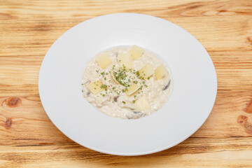 Risotto forestier – riz crémeux aux champignons, copeaux de parmesan et aux herbes fraîches. Bistro français. 