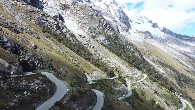 Estradas sinuosas na Cordilheira dos Andes no Peru