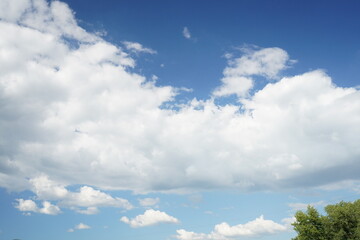 Obraz premium Bright blue sky with fluffy white clouds on a sunny day
