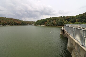 Barrage hydro&eacute;lectrique de Mervent sur la rivi&egrave;re la Vend&eacute;e, village de Mervent, d&eacute;partement de la Vend&eacute;e, France