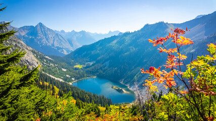 Scenic View of Lake Ann and Autumn Foliage from Maple Pass
