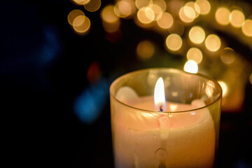 Vela encendida en la oscuridad