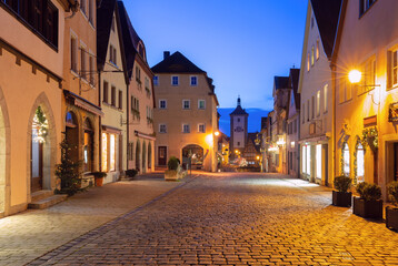 Obraz premium Medieval old town of Rothenburg ob der Tauber in Rothenburg, Germany decorated for Christmas during dawn