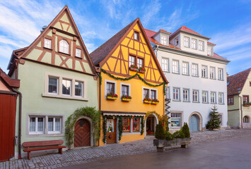 Obraz premium Decorated half-timbered buildings in Rothenburg ob der Tauber in Rothenburg, Germany on a clear winter day