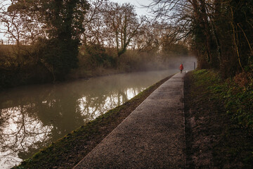 persona che passeggia in una campagna inglese in autunno