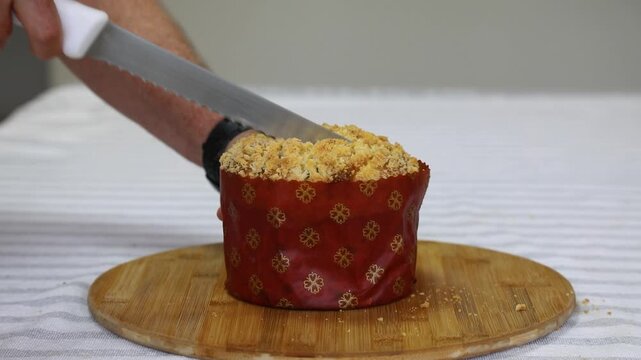 Original and exclusive Brazilian-style panettones, known as "cucatones" because they are topped with gaucho cuca farofa.