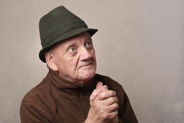 portrait homme âgé exprimant satisfaction