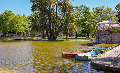 Naklejka premium boat on the lake in lisbon