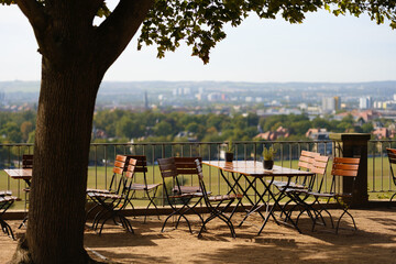 Leere Terrasse in den H&uuml;geln bei Dresden