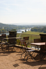 Leere Terrasse in den H&uuml;geln bei Dresden