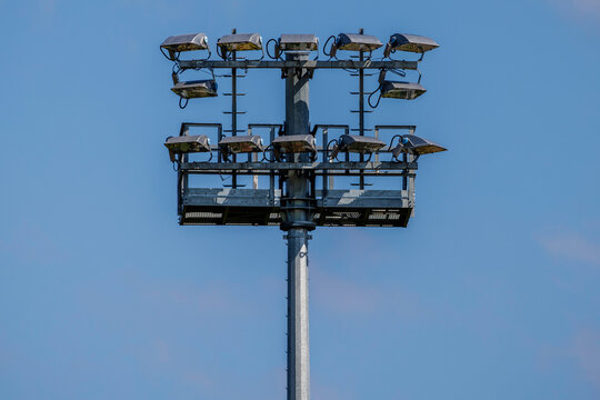Flutlichtmast mit Beleuchtung  an Sportplatz