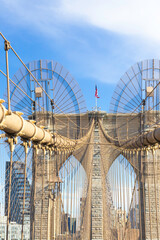 Obraz premium The pedestrian section of the Brooklyn Bridge in New York City is empty of people during the day.
