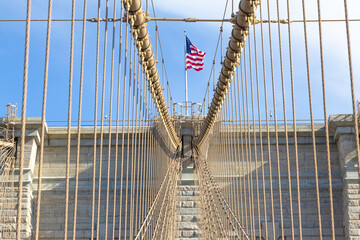 Obraz premium The pedestrian section of the Brooklyn Bridge in New York City is empty of people during the day.