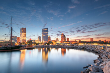 Naklejka premium Milwaukee, Wisconsin, USA Skyline on the Lake 613