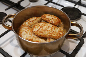  Meat patties are cooked in cooking pot
